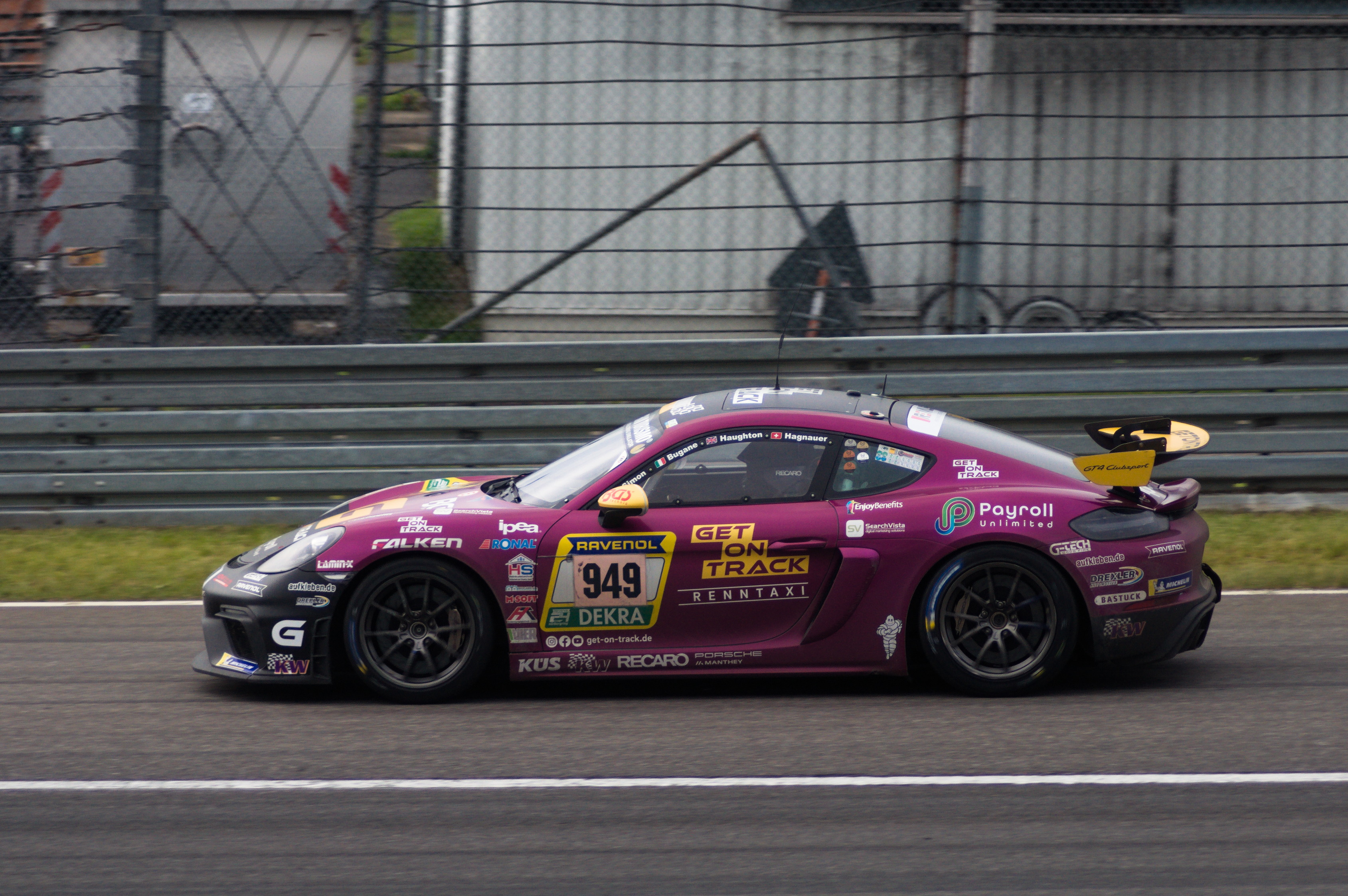 GT4 Clubsport vor einer Hütte