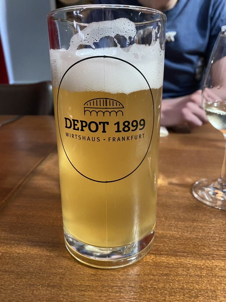 Ein Pils im Lokal Depot 1899 Frankfurt pils